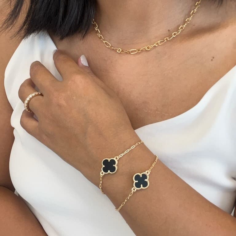 Pulseira Elos Cartie com Trevo Preto Banhada a Ouro 18K