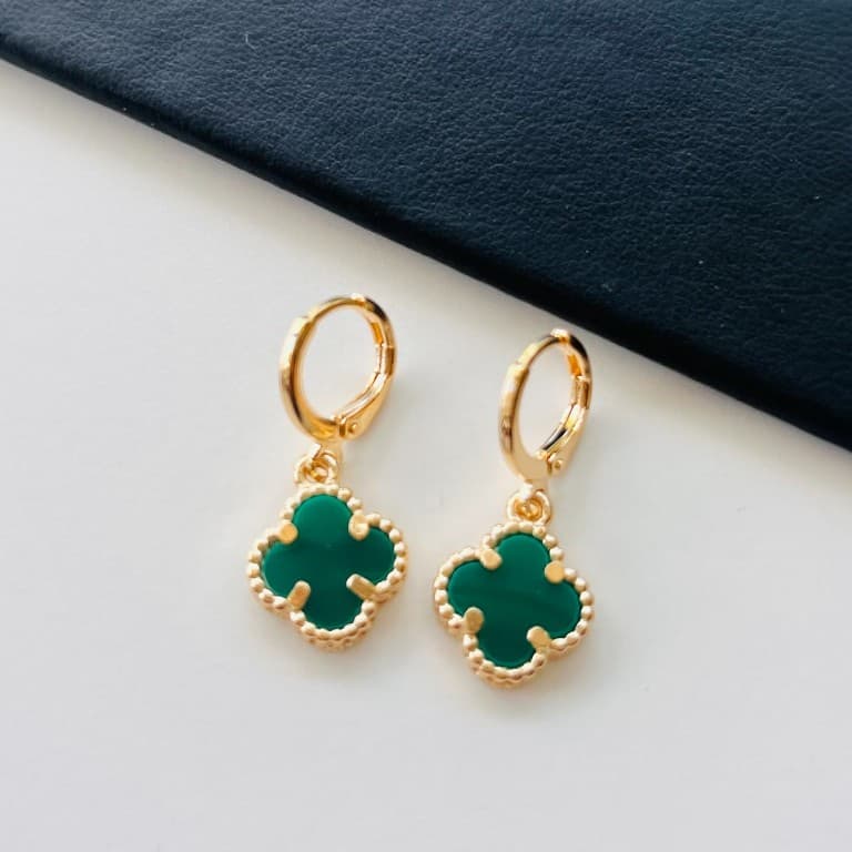 Brinco Argola com Pingente Trevo Verde Banhado a Ouro 18K — default