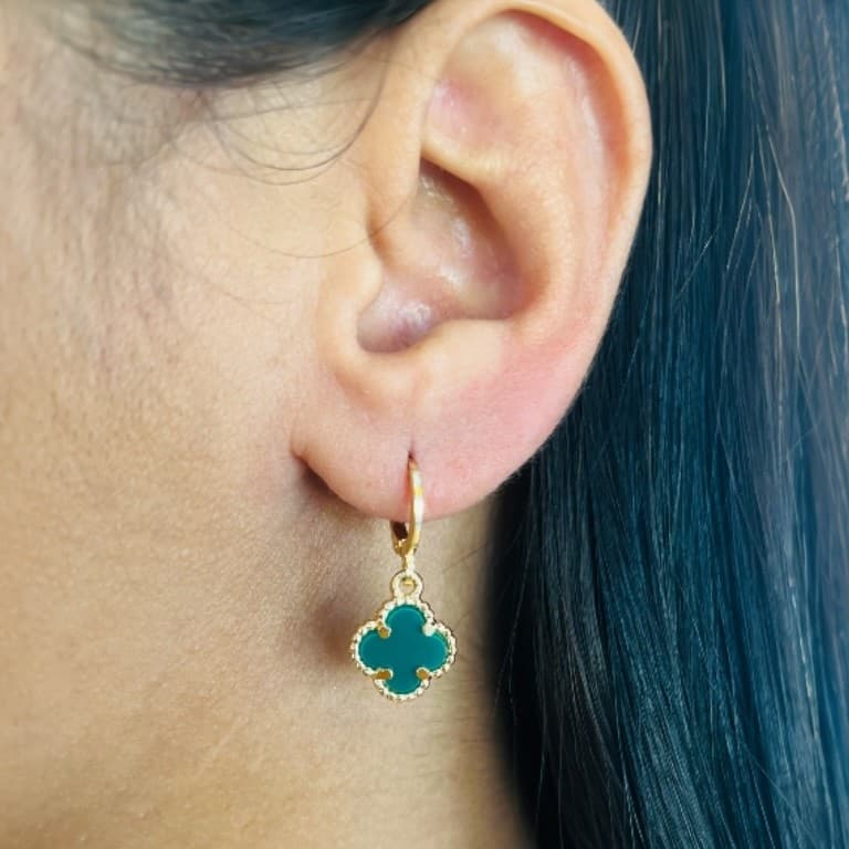 Brinco Argola com Pingente Trevo Verde Banhado a Ouro 18K