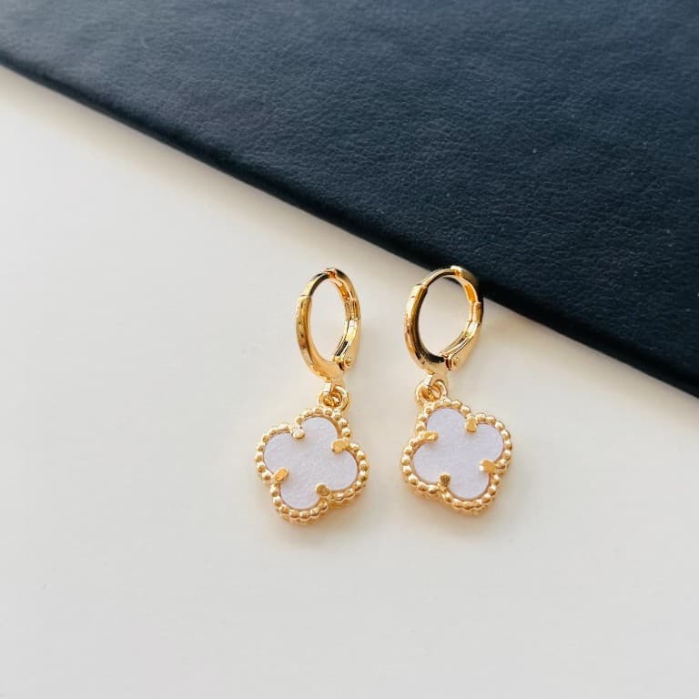 Brinco Argola com Pingente Trevo em Madrepérola Banhado a Ouro 18K — default