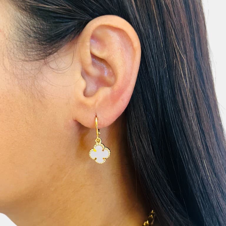Brinco Argola com Pingente Trevo em Madrepérola Banhado a Ouro 18K