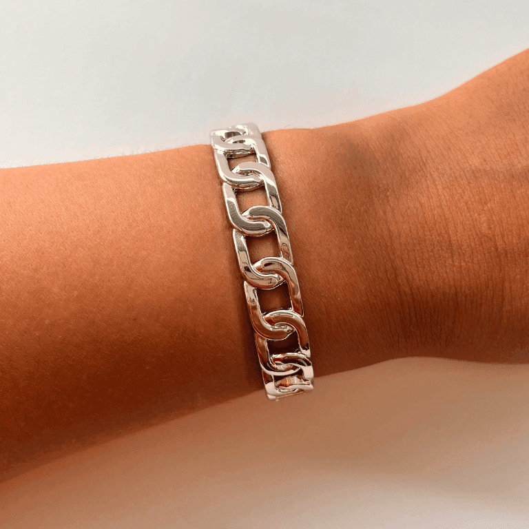 Bracelete Liso com Detalhes Entrelaçados — Prata