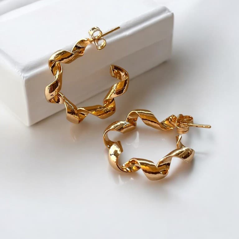 Brinco Argola Torcido — Ouro