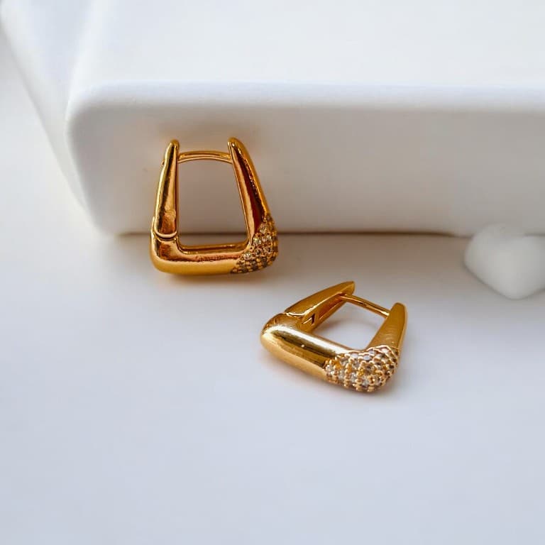 Brinco Argola Triangular com Zircônias — Ouro