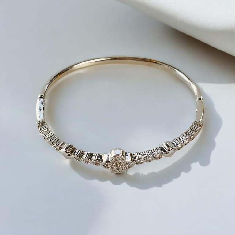 Bracelete Cravejado com Zircônias e Trevo Central Banhado a Ouro 18K — Prata