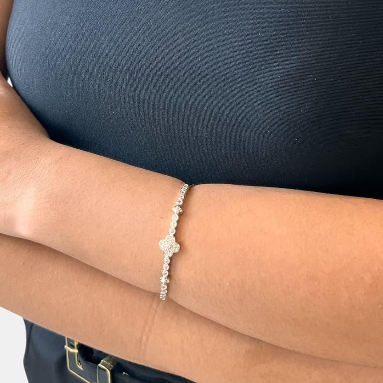 Bracelete Cravejado com Zircônias e Trevo Central Banhado a Ouro 18K
