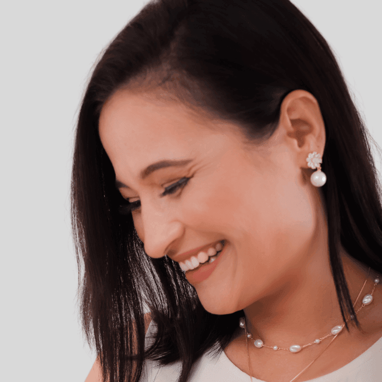 Brinco de Pérola com Base Flor de Zircônias Banhado a Ouro 18K