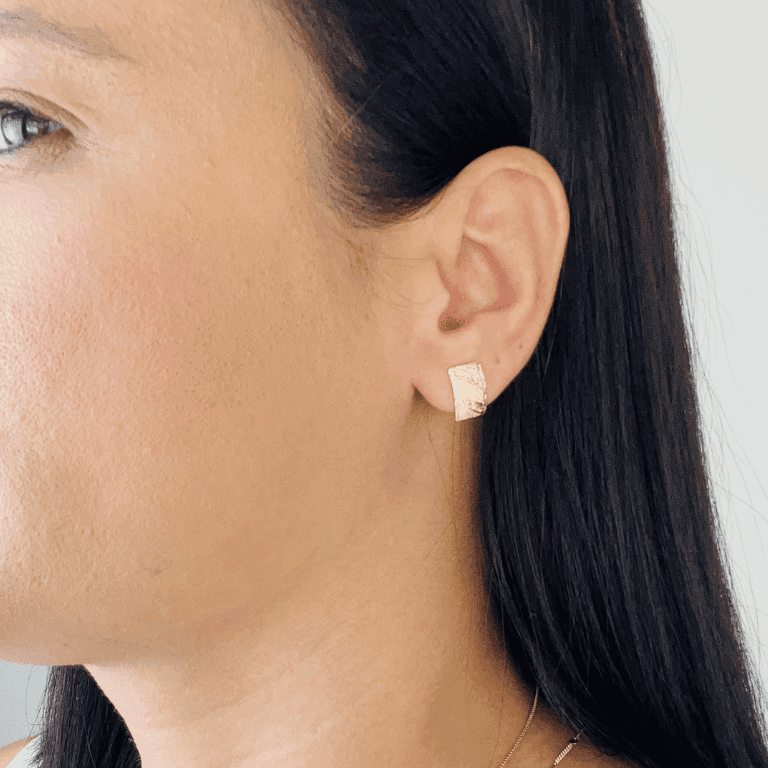 Brinco Retangular com Detalhes Diamantados Banhado a Ouro 18K