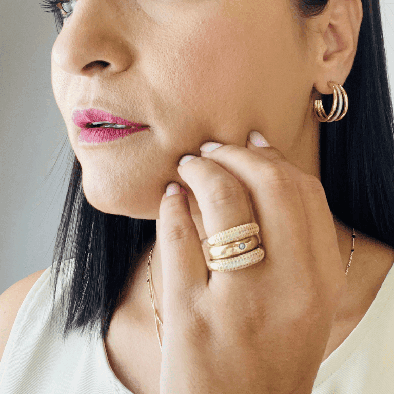 Anel Aparador Cravejado com Zircônias Banhado a Ouro 18k
