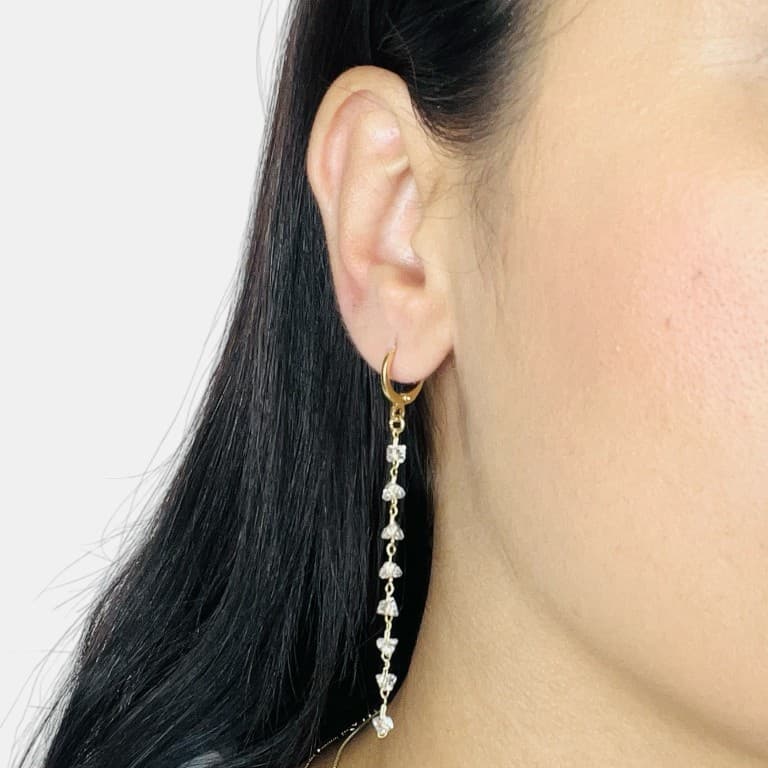 Brinco Argola com Fio de Cristais Banhado a Ouro 18K