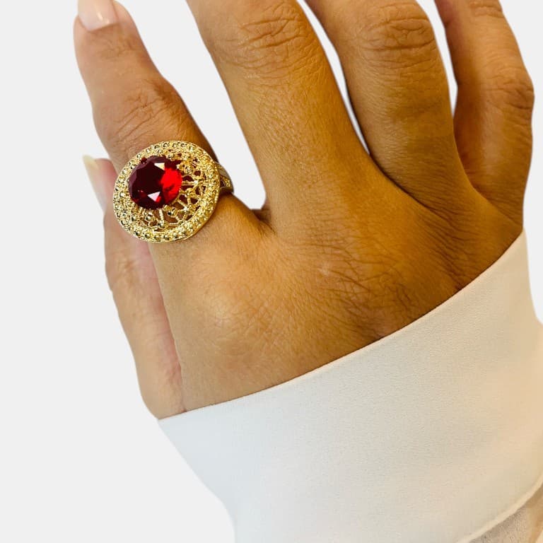 Anel Redondo com Pedra Vermelha Banhado a Ouro 18K