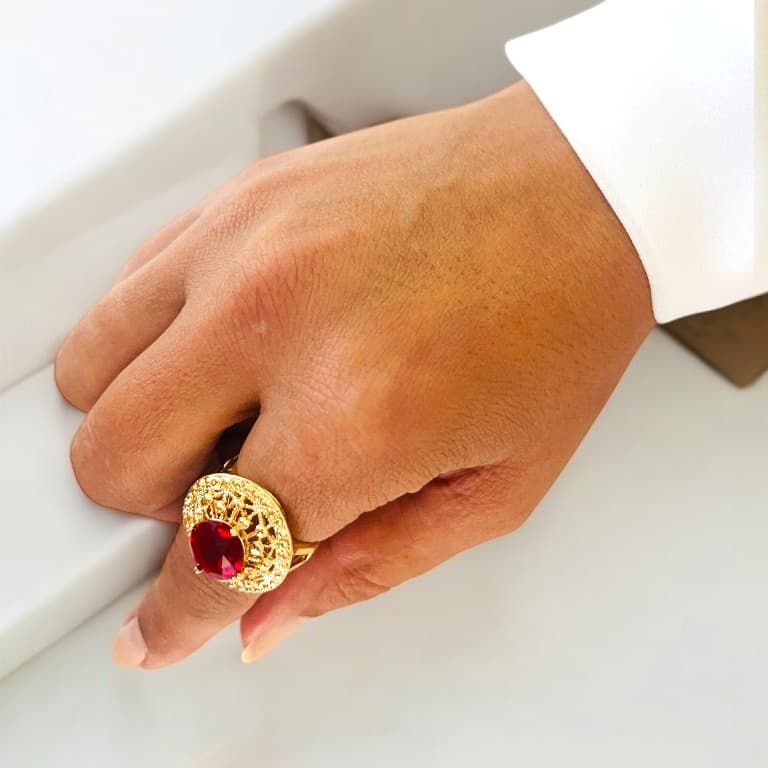 Anel Redondo com Pedra Vermelha Banhado a Ouro 18K