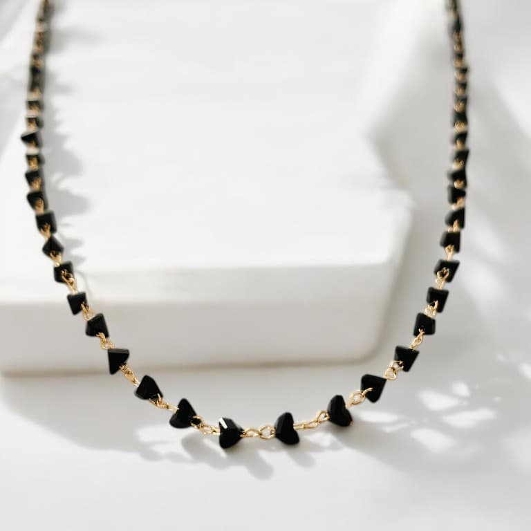 Gargantilha com Pedrinhas em Cristais Preto Banhada a Ouro 18K — default