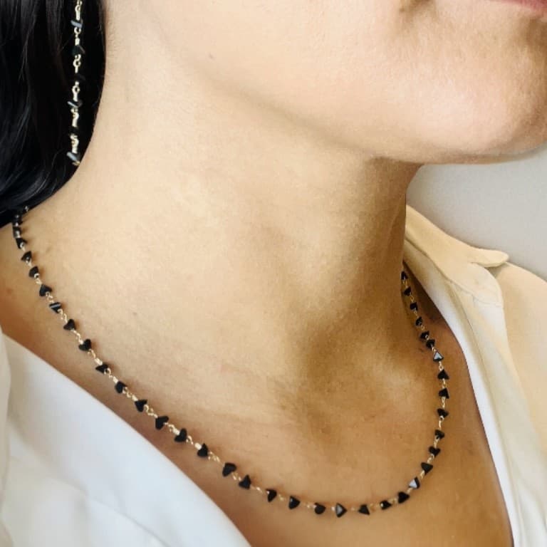 Gargantilha com Pedrinhas em Cristais Preto Banhada a Ouro 18K