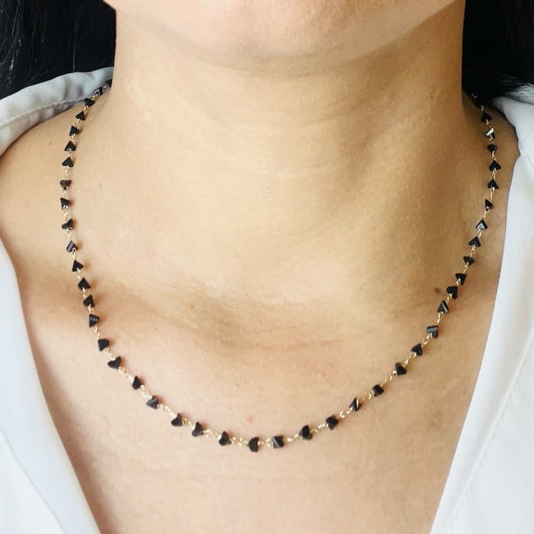 Gargantilha com Pedrinhas em Cristais Preto Banhada a Ouro 18K