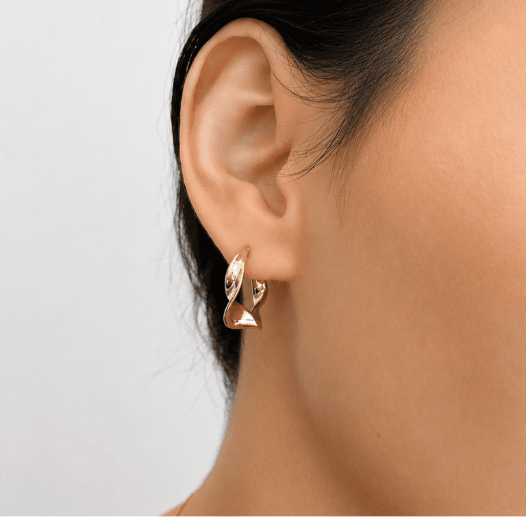 Brinco Meia Argola Torcida Banhada a Ouro 18K