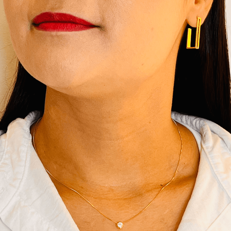Brinco Meia Argola Retangular Vazada Banhada a Ouro 18K