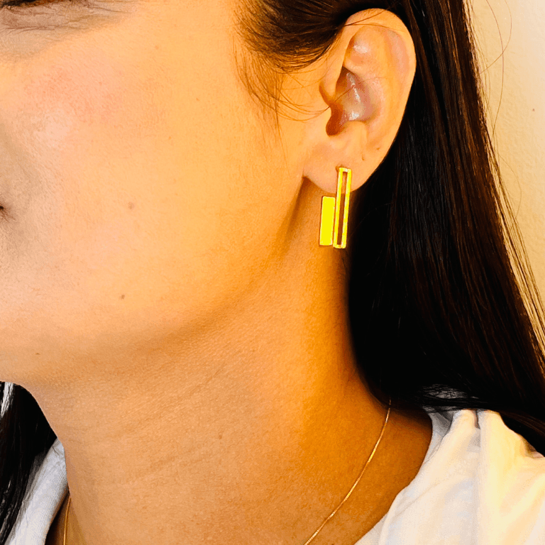 Brinco Meia Argola Retangular Vazada Banhada a Ouro 18K
