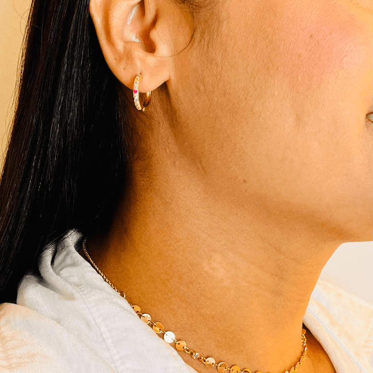 Brinco Argola com Pedras Banhada a Ouro 18K