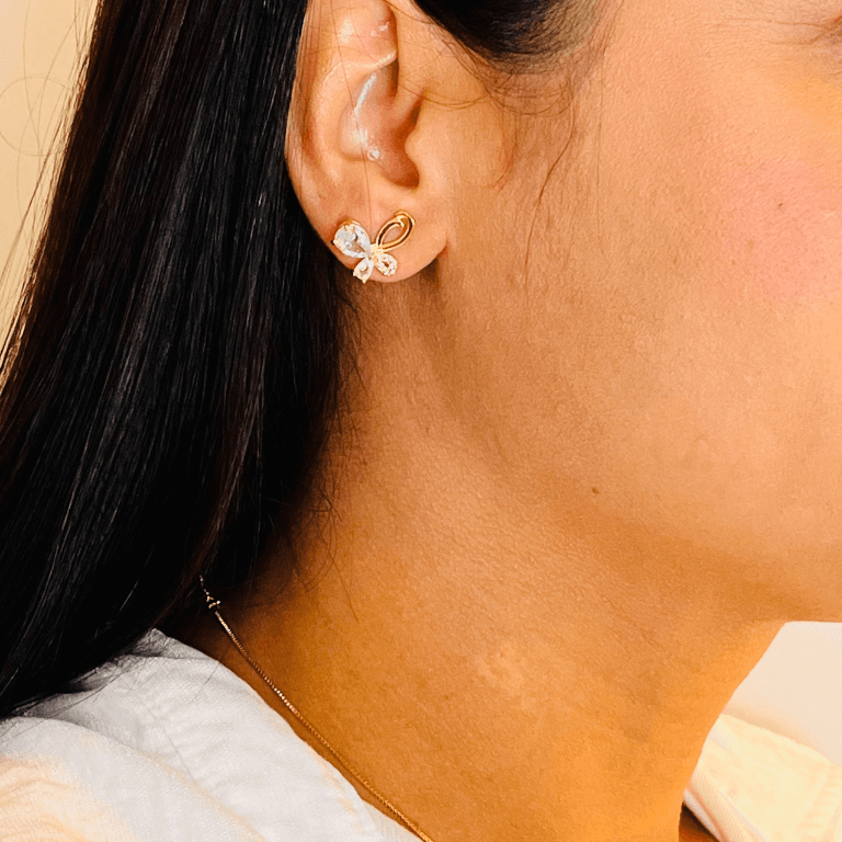 Brinco Borboleta com Pedras Banhada a Ouro 18K