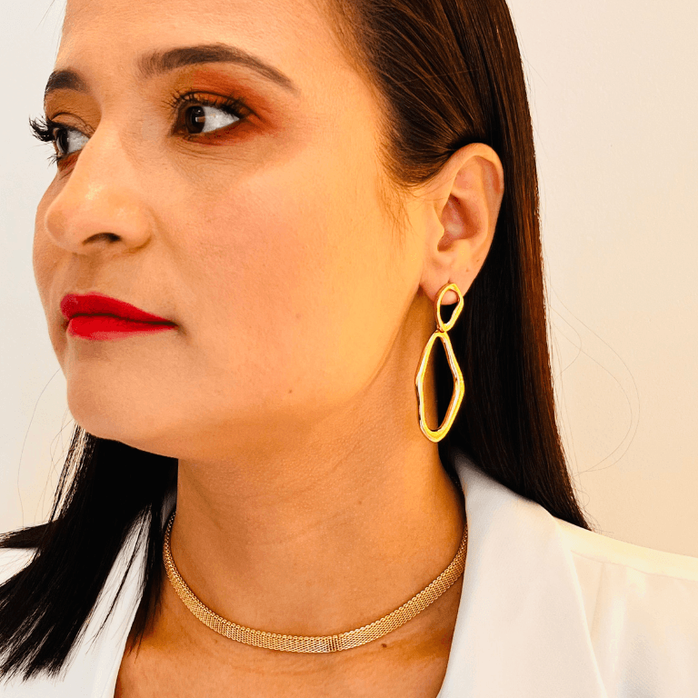 Brinco Oval Orgânico Vazado Banhada a Ouro 18K