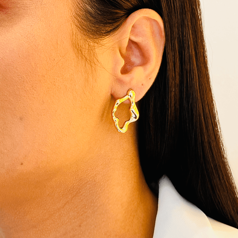 Brinco Orgânico Vazado Banhada a Ouro 18K