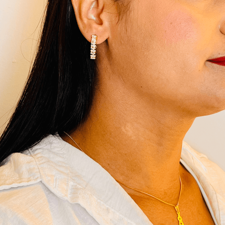 Brinco com Pedras Quadradas Banhada a Ouro 18K