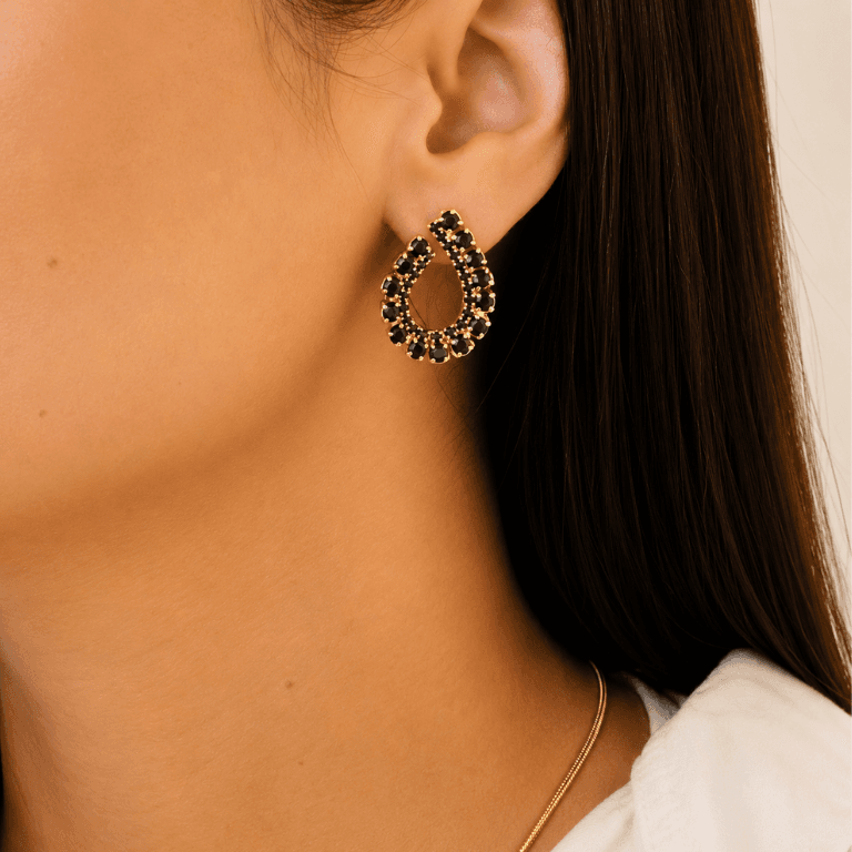 Brinco Oval Cravejado Banhada a Ouro 18K