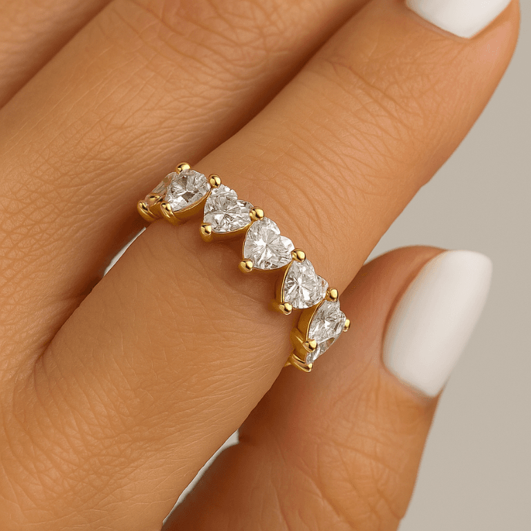 Anel Aparador com Zircônias de Coração Banhado a Ouro 18K