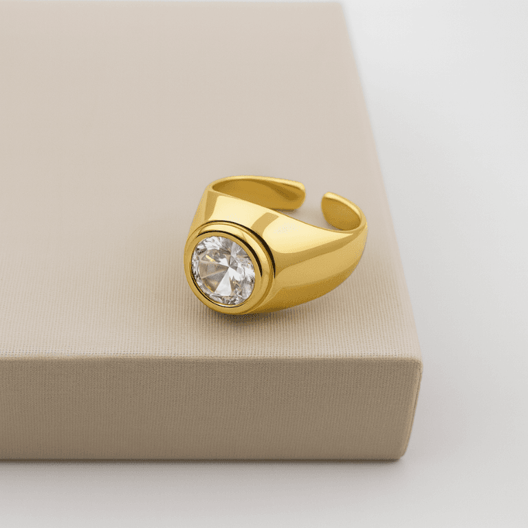 Anel Oval com Cristal no Centro Ajustável Banhado a Ouro 18K