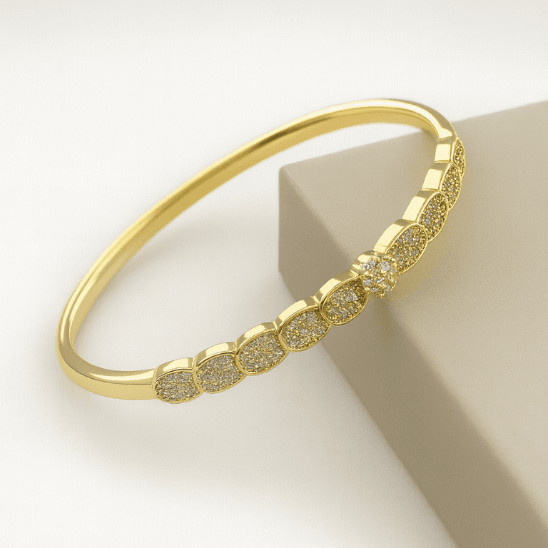 Bracelete com Flor Central Cravejado de Zircônias Banhado a Ouro 18K — Dourado