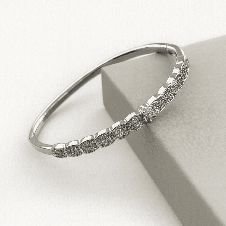 Bracelete com Flor Central Cravejado de Zircônias Banhado a Ouro 18K — Prateado