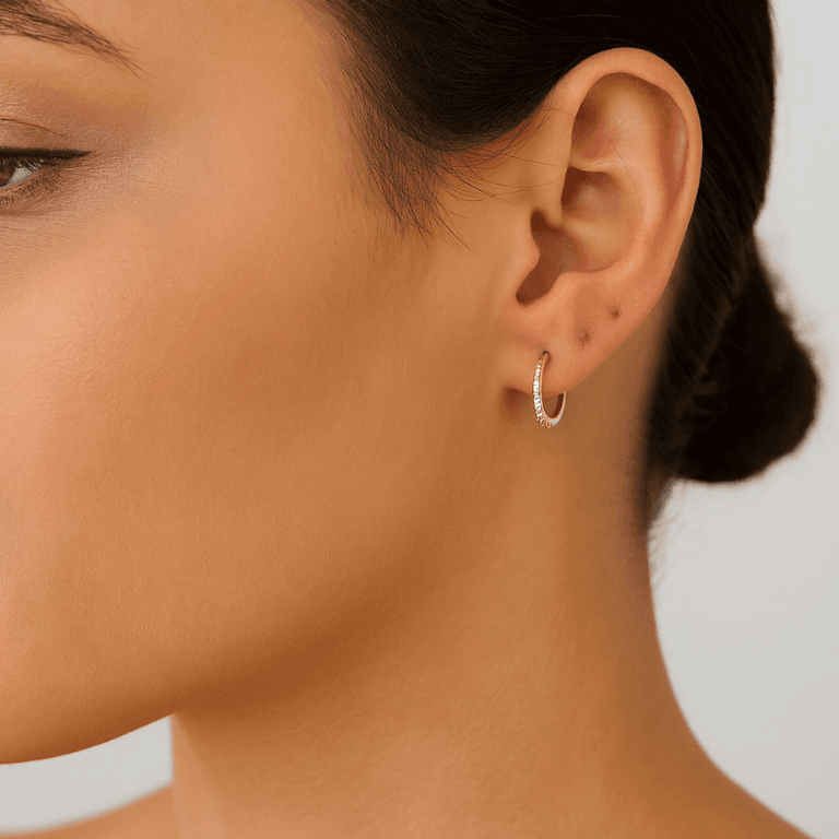 Brinco Argola Cravejada com Zircônias Banhado a Ouro 18K