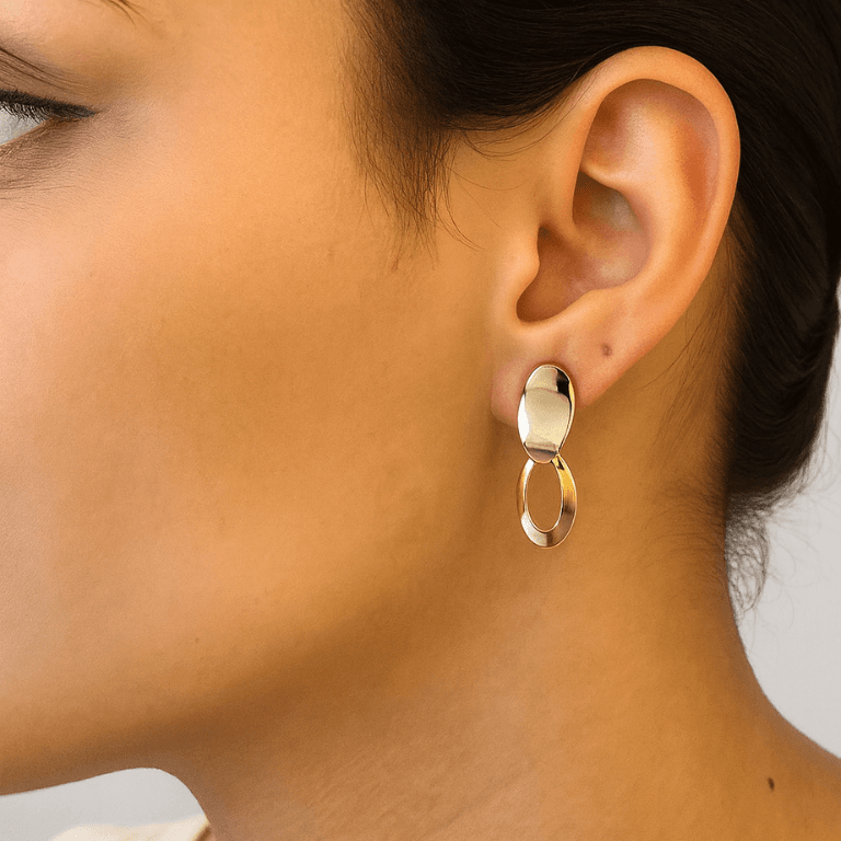 Brinco Haste Lisa com Detalhe Vazado Banhado a Ouro 18K