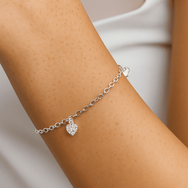 Pulseira com elos Ovais e 4 pingentes de coração com Pedras Brancas dePrata 925 — default