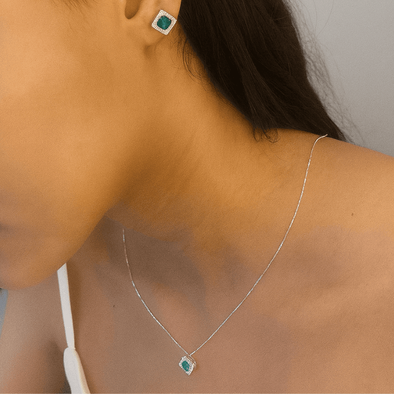 Conjunto Quadrado Cravejado com Zircônias Brancas e Pedra Verde Central em Prata 925 — default