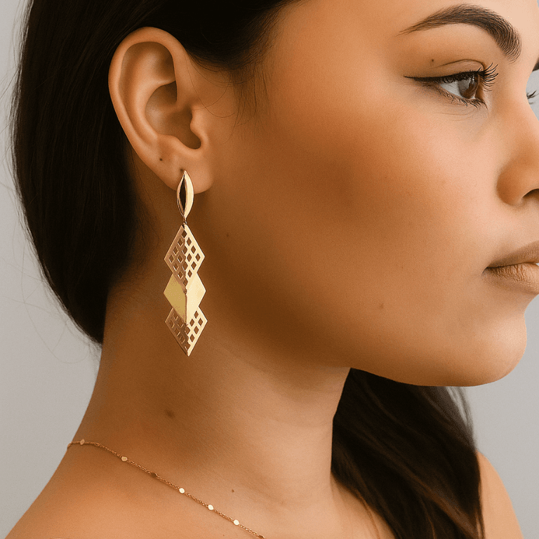 Brinco Losangos Vazados Banhado a Ouro 18K