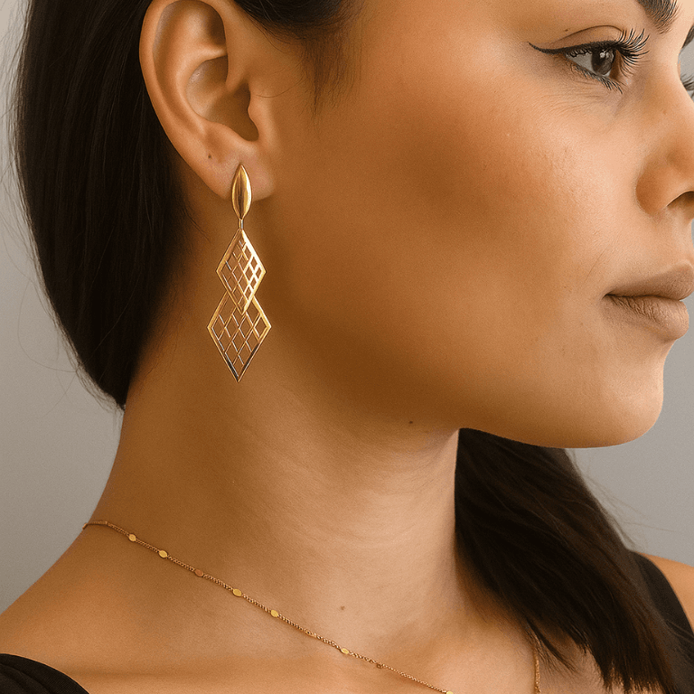 Brinco Losangos Vazados Banhado a Ouro 18K