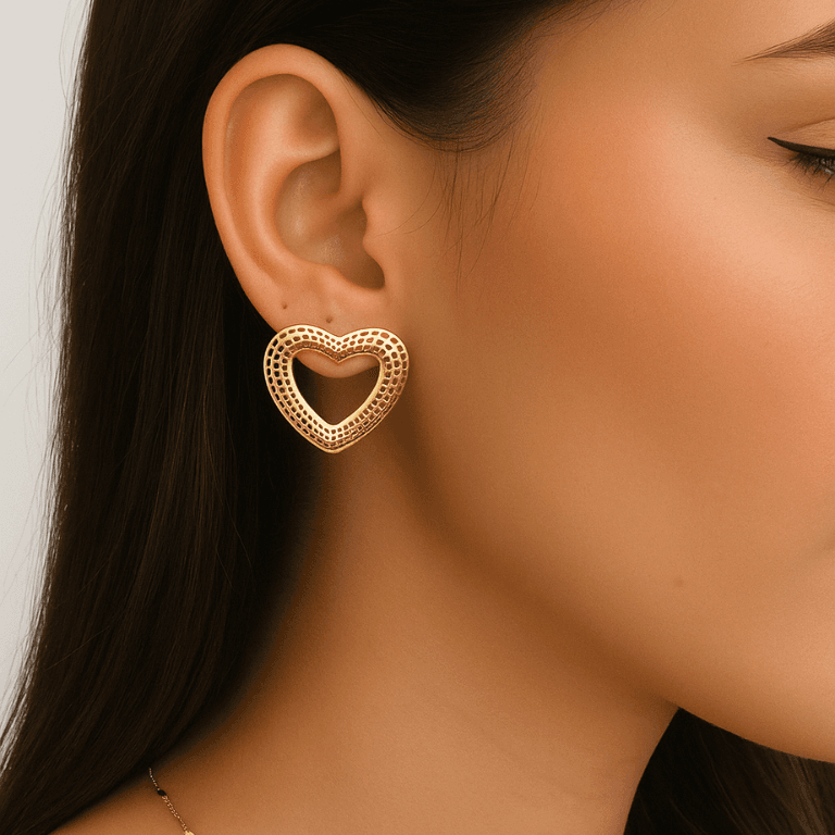 Brinco Coração Vazado Banhado a Ouro 18K