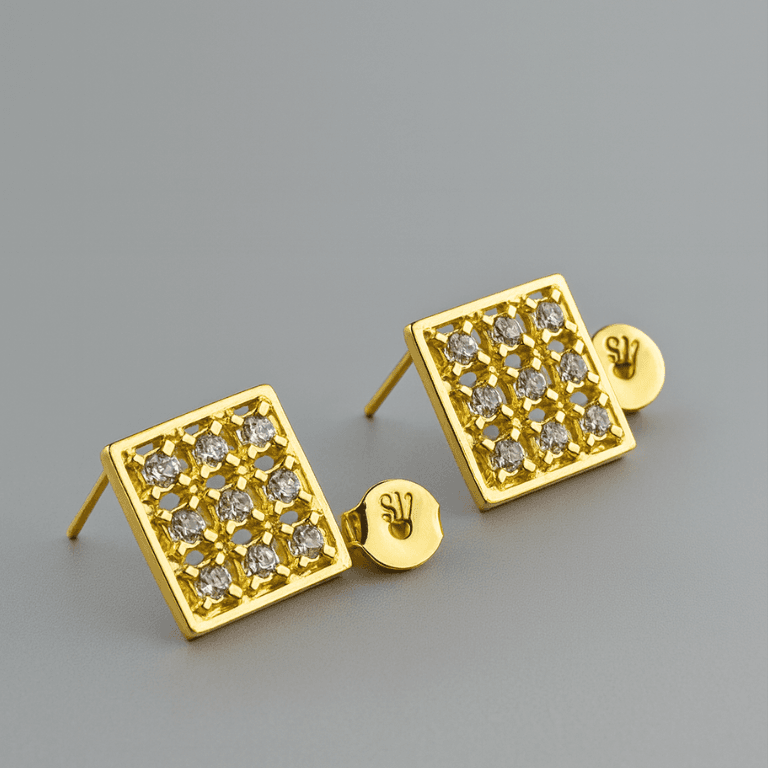 Brinco Quadrado Cravejado com Zircônias Banhado a Ouro 18K