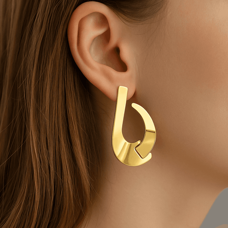 Brinco Liso Estilizado Banhado a Ouro 18K
