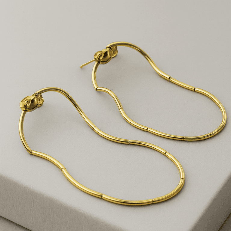 Brinco Oval com Palitos Banhado a Ouro 18K