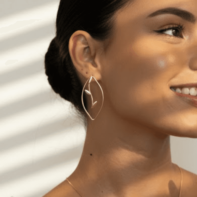 Brinco Folha Vazada Banhado a Ouro 18K