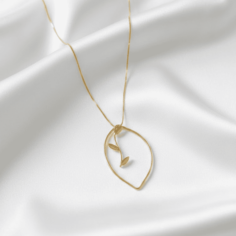 Corrente com Pingente Folha Vazada Banhada a Ouro 18K