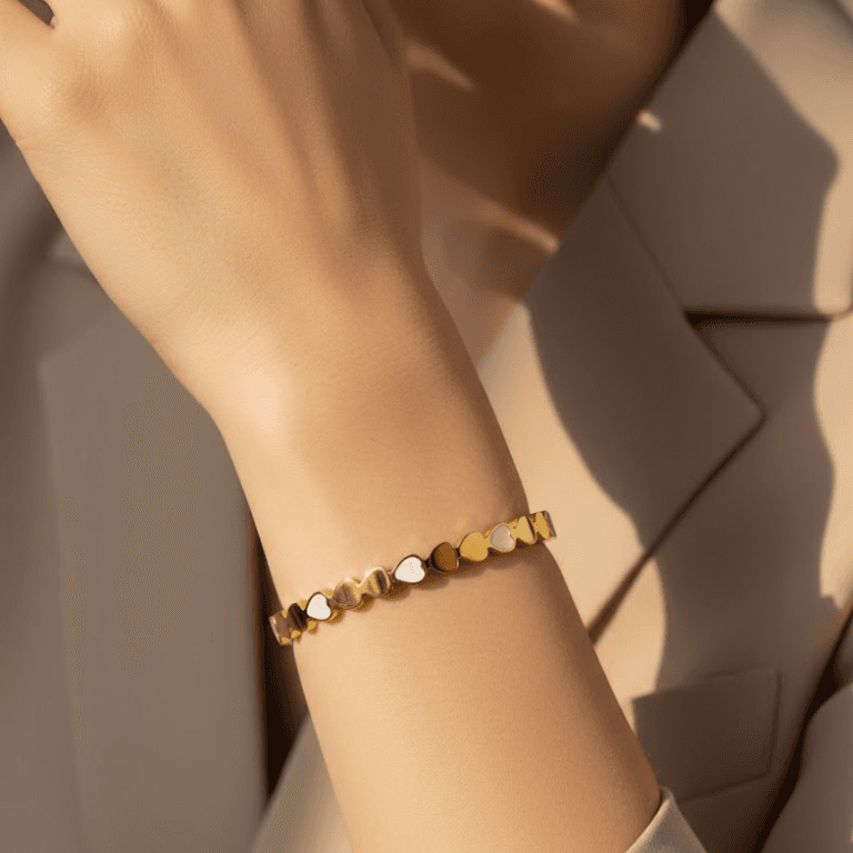 Bracelete em Aço Inox com Corações e Madrepérola