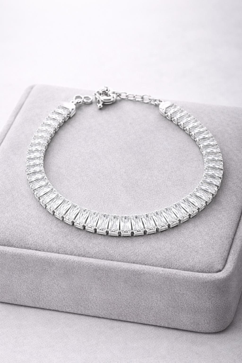 Pulseira Riviera com Zircônias Retangulares Brancas Banhada a Prata