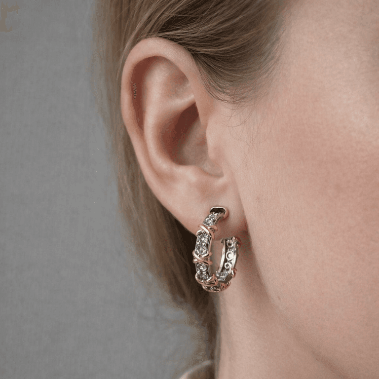 Brinco Argola G com Detalhes em X e Zircônias Banho Ouro Branco e Ouro 18K