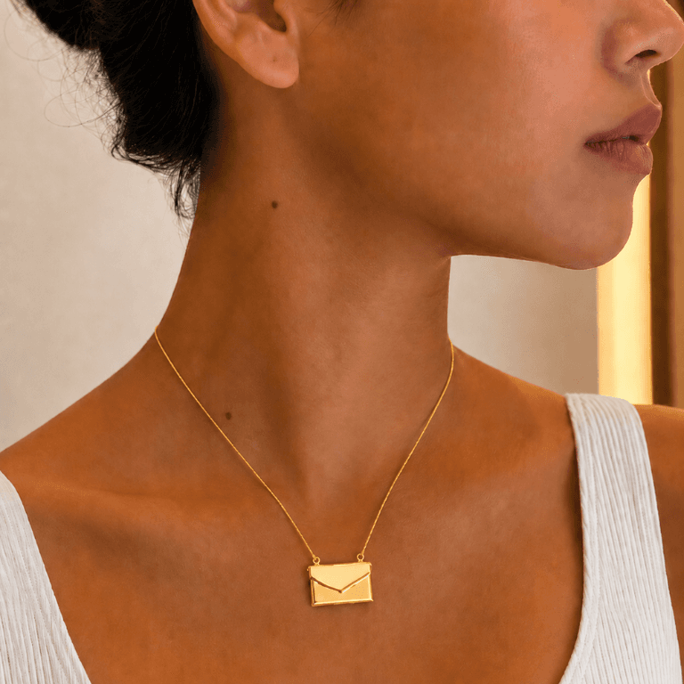 Relicário Formato Carta Personalizável Banhado a Ouro 18K