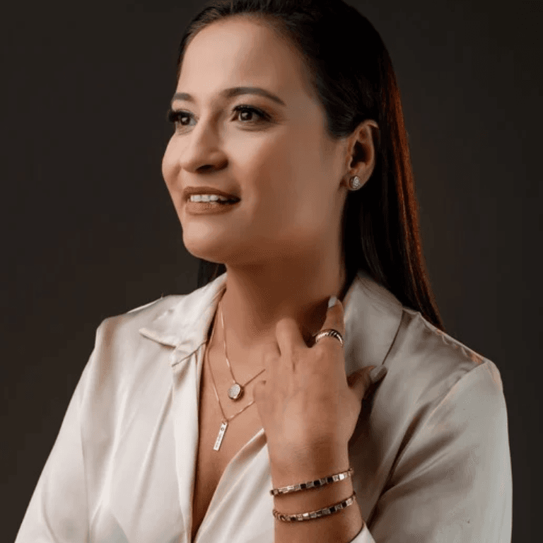 Conjunto Redondo Cravejado com Zircônias Banhado a Ouro 18K