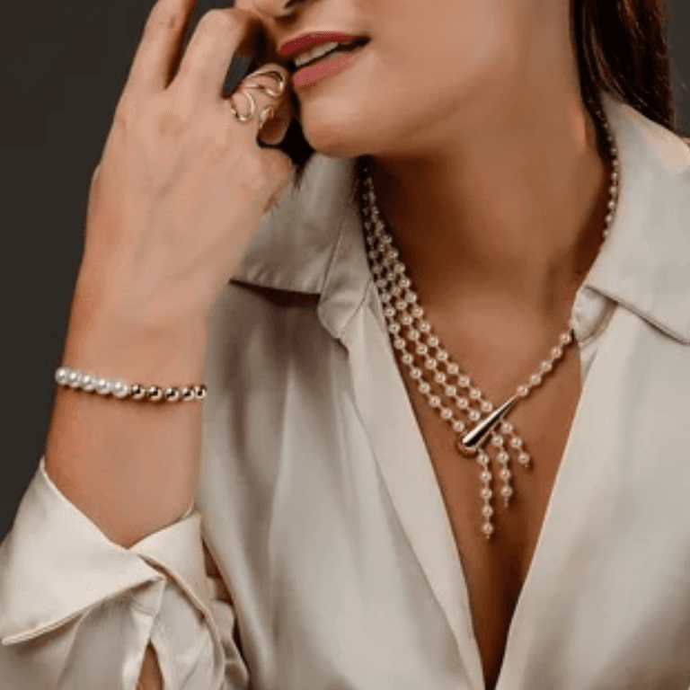Colar de Pérolas com Pingente Gota Banhado a Ouro 18K
